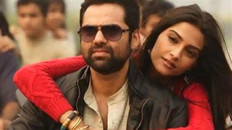  Zoya: A Tale of Love and Loss on the Silver Screen